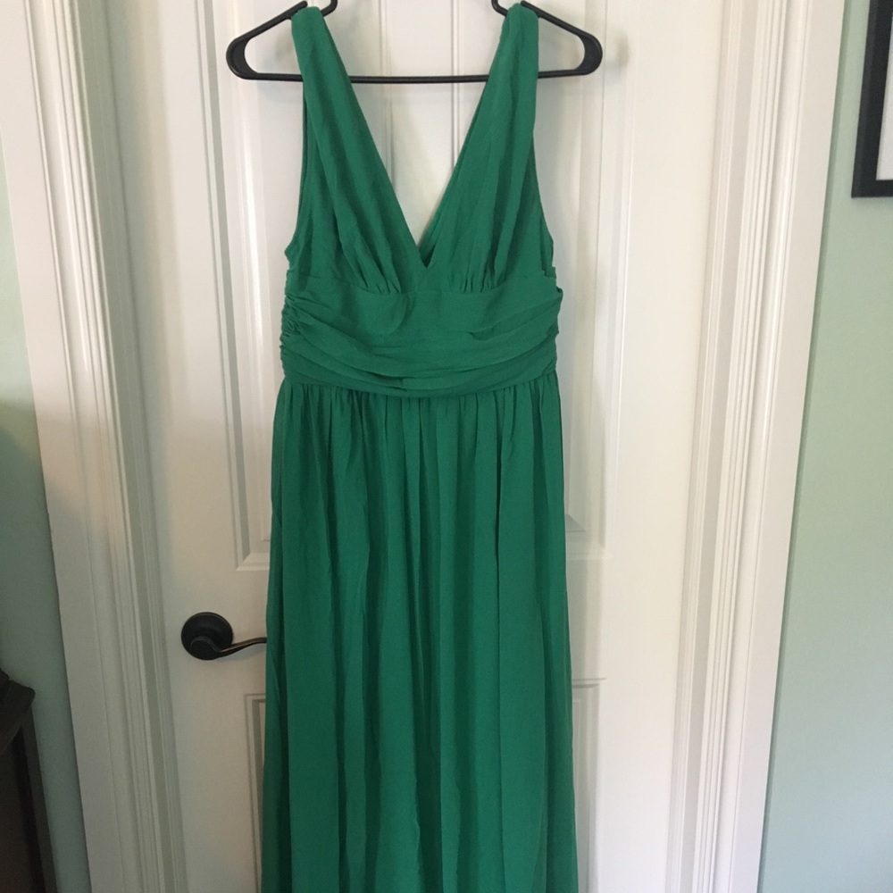 Long green v neck sleeveless dress